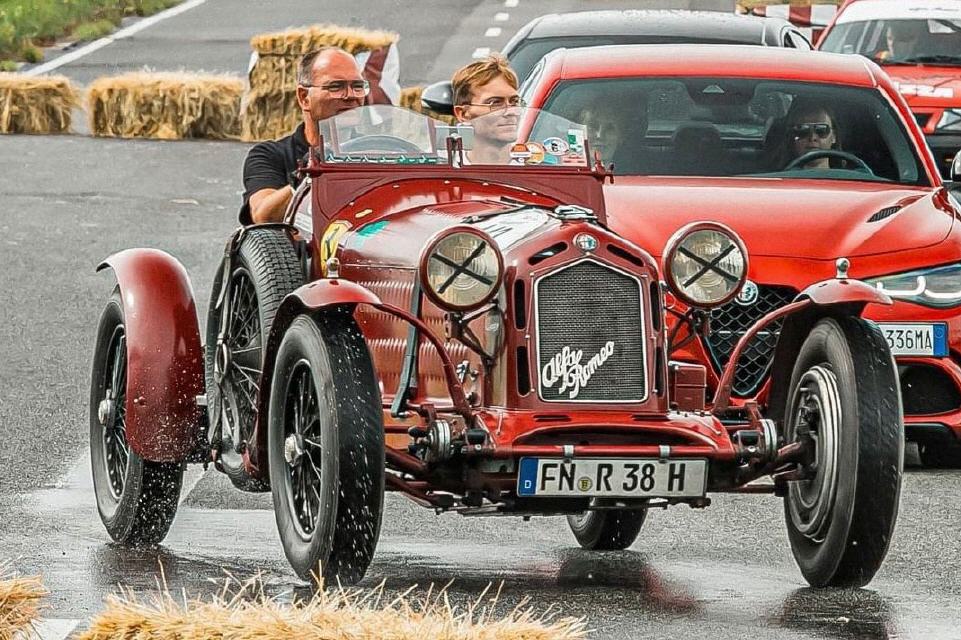 Thorsten und Luca im ALFA als F&uuml;hrungsfahrzeug bei der Pista Piloti