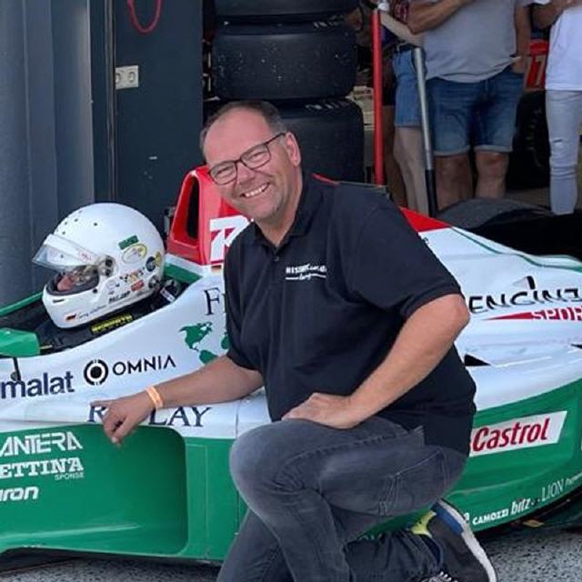 Thorsten im Supportteam des Forty Corse Ford Formel 1 Rennfahrzeugs